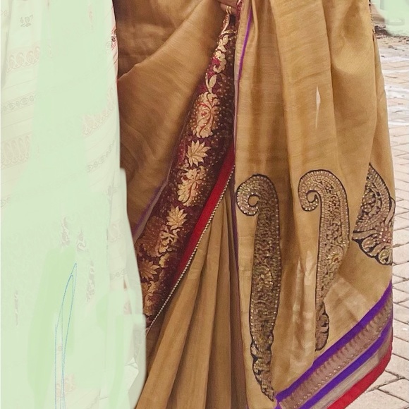 This is very nice Indian traditional saree with ready made blouse. Color beige. - Picture 3 of 10
